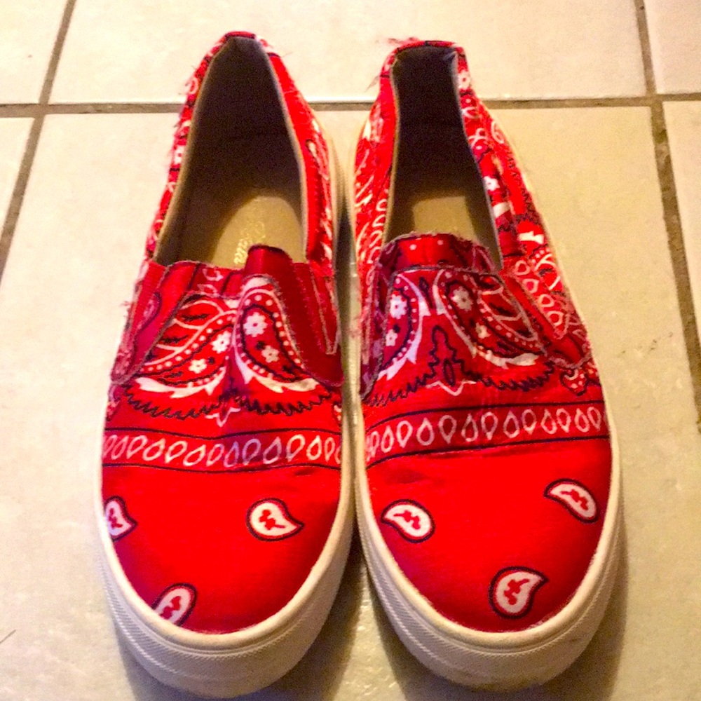 SLIP ON SNEAKERS